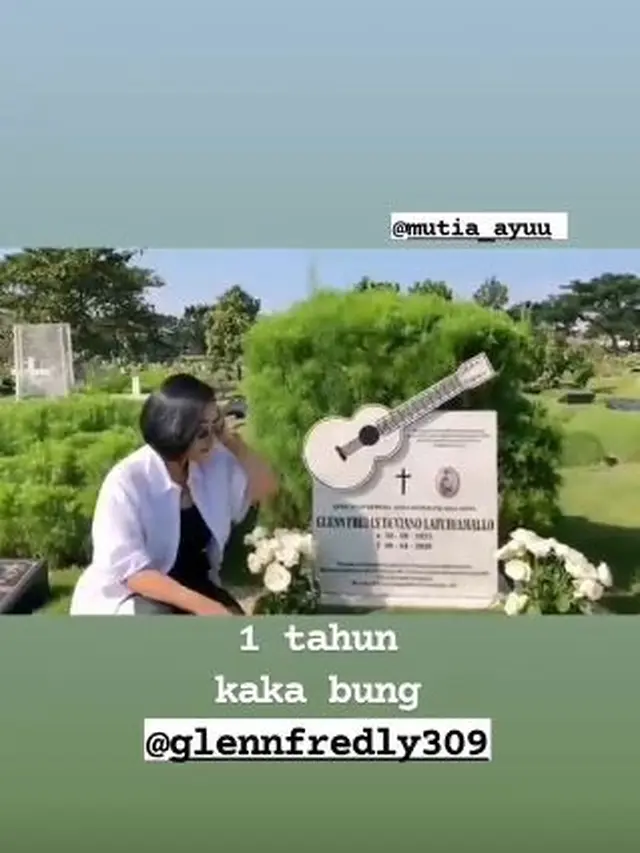 6 Momen Mutia Ayu Ziarah ke Makam Glenn Fredly, Kenang Satu Tahun Meninggalnya