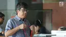 Direktur Utama PT Quadra Solution, Anang Sugiana Sudihardjo tiba untuk menjalani pemeriksaan di Gedung KPK, Jakarta, Senin (6/11). Anang diperiksa sebagai tersangka kasus dugaan korupsi proyek e-KTP. (Liputan6.com/Helmi Fithriansyah)