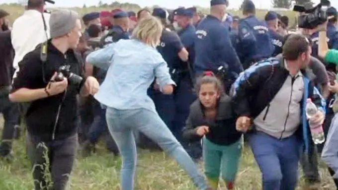 JAHAT! Jurnalis TV Hungaria Sengaja Tendang Pengungsi Suriah :(