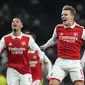 William Saliba dari Arsenal, kiri, dan Martin Odegaard dari Arsenal merayakan kemenangan mereka pada pertandingan sepak bola Liga Premier Inggris antara Tottenham Hotspur dan Arsenal di Stadion Tottenham Hotspur di London, Inggris, Minggu, 15 Januari 2023. (AP Photo/Frank Augstein)