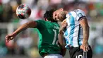 Pemain Argentina Nicolas Otamendi (kanan) berebut bola udara dengan pemain Bolivia Victor Abrego pada pertandingan sepak bola Kualifikasi Piala Dunia 2026 di Stadion Hernando Siles, La Paz, Bolivia, Selasa (12/9/2023). Argentina mengalahkan Bolivia dengan skor 3-0. (AP Photo/Gaston Brito)