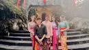 Berfoto di depan The Blanco Renaissance Museum yang menyimpan seluruh karya dari mendiang sang kakek. Dalam pemotretan keluarga ini pun terlihat kompak dan harmonis. Dalam media sosial Instagramnya, Nio memang kerap mengunggah potret kebersamaannya bersama kakak dan keluarganya saat berada di Bali. (Liputan6.com/IG/@antonioblancojr)