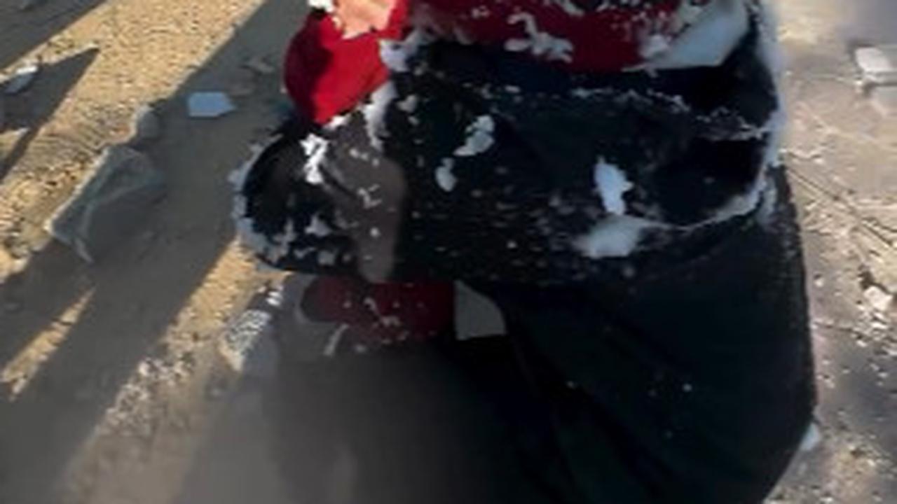 Terpisah Setahun Lebih Akibat Genosida Israel di Gaza, Momen Ayah Bertemu Putri Kecilnya Penuh Haru
