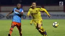 Pemain depan Bhayangkara FC, Alsan Sanda (kanan) menghindari kawalan pemain Perseru, Yohanis Nabar pada Go-Jek Liga 1 Indonesia 2018 bersama Bukalapak di Stadion PTIK, Jakarta, Rabu (12/9). Bhayangkara FC unggul 1-0. (Liputan6.com/Helmi Fithriansyah)