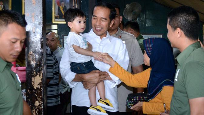 Presiden Jokowi mengajak sang cucu, Jan Ethes makan soto di Pasar Kliwon, Solo, Jumat (30/3). Presiden datang didampingi Ibu Negara Iriana juga putra pertamanya Gibran Rakabuming serta istrinya Selvi Ananda. (Liputan6.com/Pool/Kris-Biro Pers Setpres)