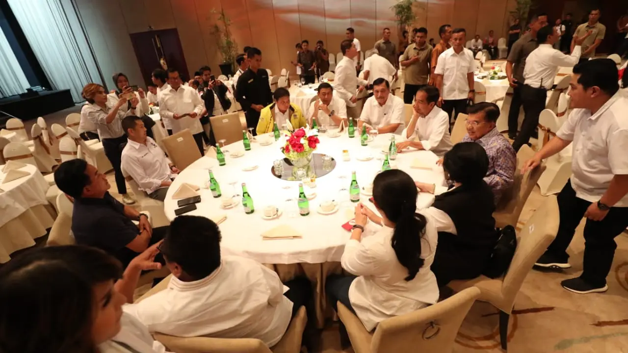 Capres Joko Widodo duduk bersama sejumlah ketum Parpol koalisinya. (Istimewa)