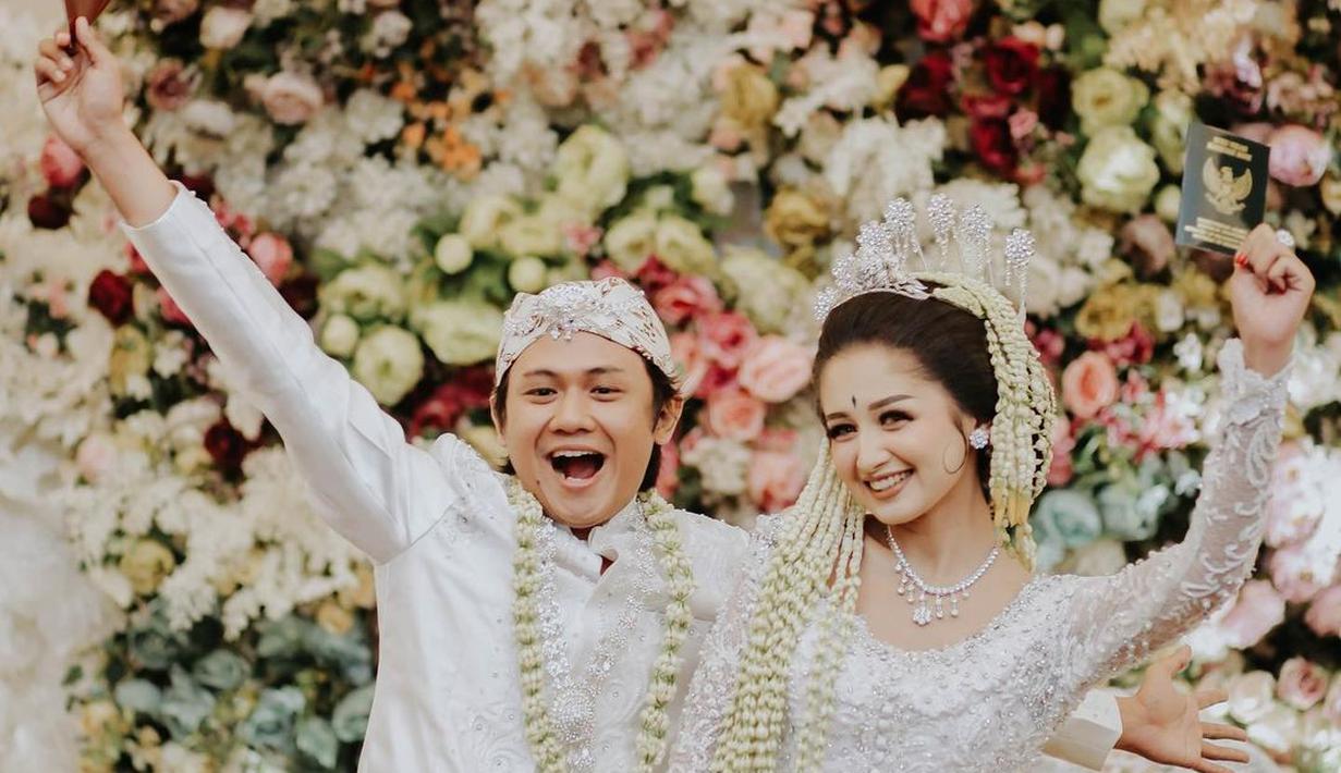 <p>Belum lama ini, anak Epy Kusnandar yang bernama Damar Rizal Marzuki resmi mempersunting kekasih hatinya bernama Sehnaz Nur Nabiila. (FOTO: instagram.com/sehnaznabillla/)</p>
