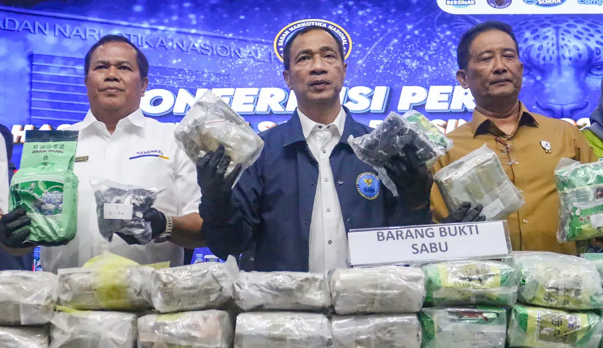 Pelaksana Tugas Deputi Bidang Pemberantasan Badan Narkotika Nasional (BNN), Roy Hardi Siahaan (tengah) saat menunjukkan hasil Operasi Saber Bersinar 2026 di Kantor BNN RI, Jakarta, Selasa (19/5/2026). (merdeka.com/Arie Basuki)