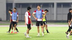 Jens Raven (tengah) dalam latihan Timnas Indonesia U-20 di Stadion Madya, Jakarta Pusat, pada Minggu (22/9/2024) malam WIB. (Bola.com/Abdul Aziz)