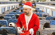 FOTO: Aksi Sinterklas Berbagi Hadiah Natal dan Tahun Baru untuk Penumpang Kereta Cepat Whoosh