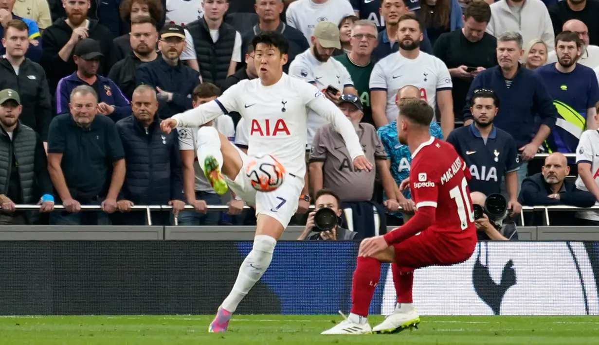 Main dengan sembilan pemain pada laga penuh drama, Liverpool kalah dramatis 1-2 dari tuan rumah Tottenham Hotspur pada lanjutan Liga Inggris. (AP Photo/Alberto Pezzali)