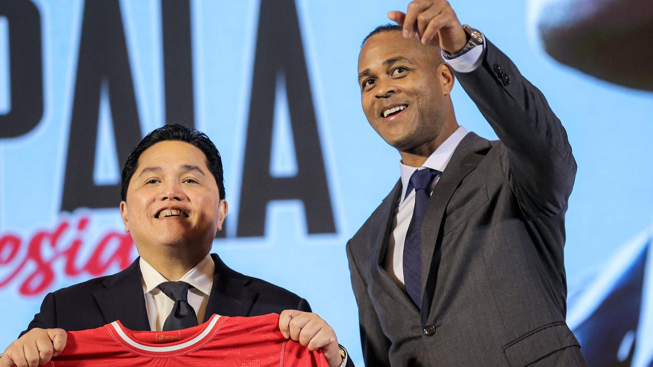 Foto: Berkopiah, Patrick Kluivert  Resmi Menjadi Pelatih Timnas Indonesia