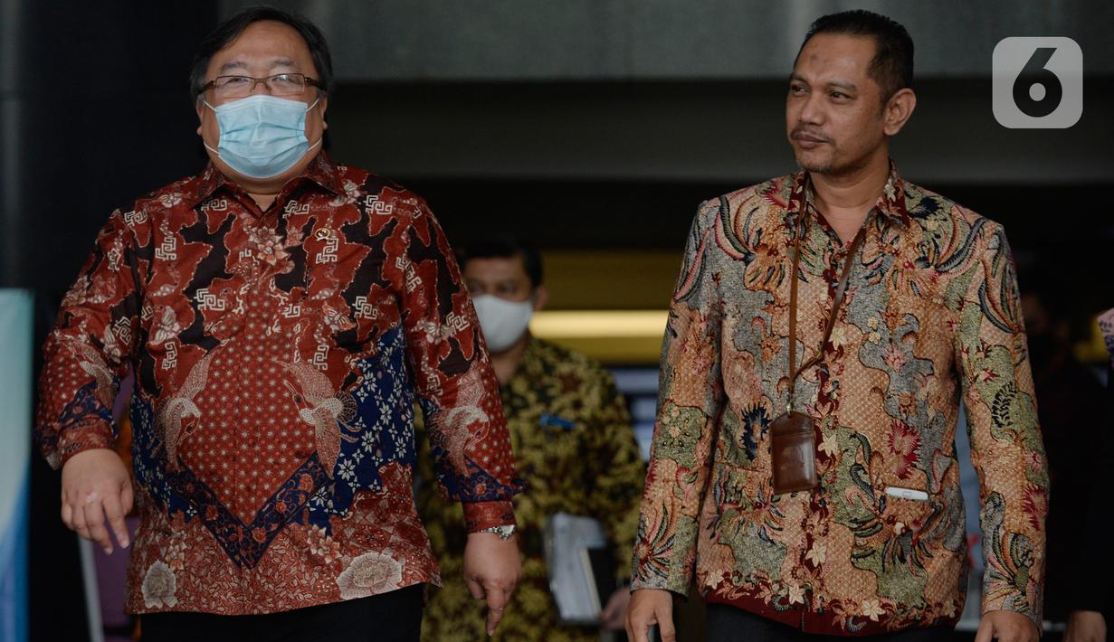 Menristek Bambang Brodjonegoro berjalan bersama Wakil Ketua KPK Nurul Ghufron usai pertemuan di gedung KPK, Jakarta, Selasa (16/6/2020). Pertemuan membahas mengenai hal terkait pendanaan penelitian riset teknologi inovasi guna mencegah terjadinya tindak pidana korupsi. (merdeka.com/Dwi Narwoko)