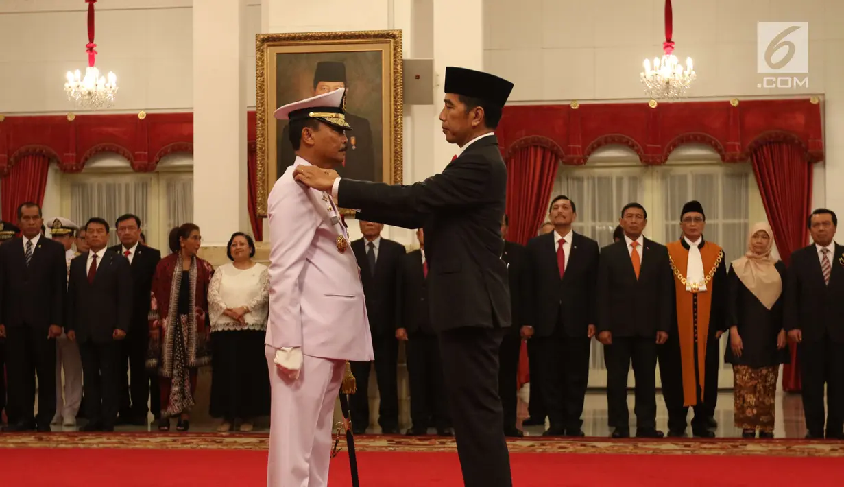 Presiden Joko Widodo (Jokowi) menyematkan lencana saat melantik Laksamana Madya TNI Siwi Sukma Adji sebagai KSAL di Istana Negara, Jakarta, Rabu (23/5). Siwi menggantikan Laksamana TNI Ade Supandi, yang memasuki masa pensiun. (Liputan6.com/Angga Yuniar)