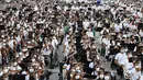 Musisi dari National System of Orchestras of Venezuela berusaha memecahkan rekor dunia bermain orkestra terbesar di dunia, di Caracas pada 13 November 2021. Para musisi berusia antara 12 dan 77 tahun itu kompak mengenakan celana hitam, kemeja putih, dan masker. (Federico PARRA/AFP)