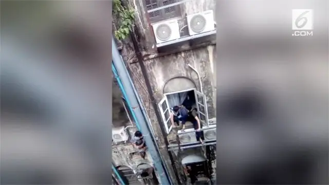 VIDEO: Aksi 'Spiderman' Selamatkan Korban Kebakaran