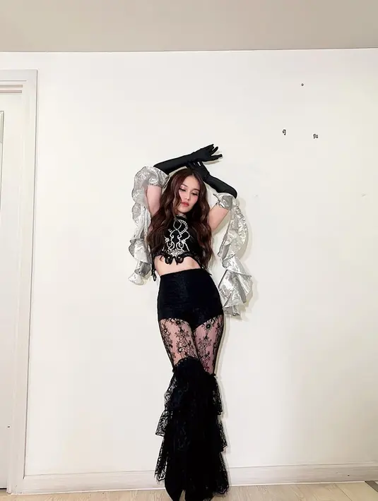 Lewat unggahan Instagram terbarunya, Ayu Ting Ting mengenakan gaun pendek yang disebut netizen vulgar. Namun gaun hitam dengan rumbai-rumbai ini menjadi ciri khas idol K-pop Korea yang jadi inspirasi wanita 31 tahun itu. (Liputan6.com/IG/ayutingting92)