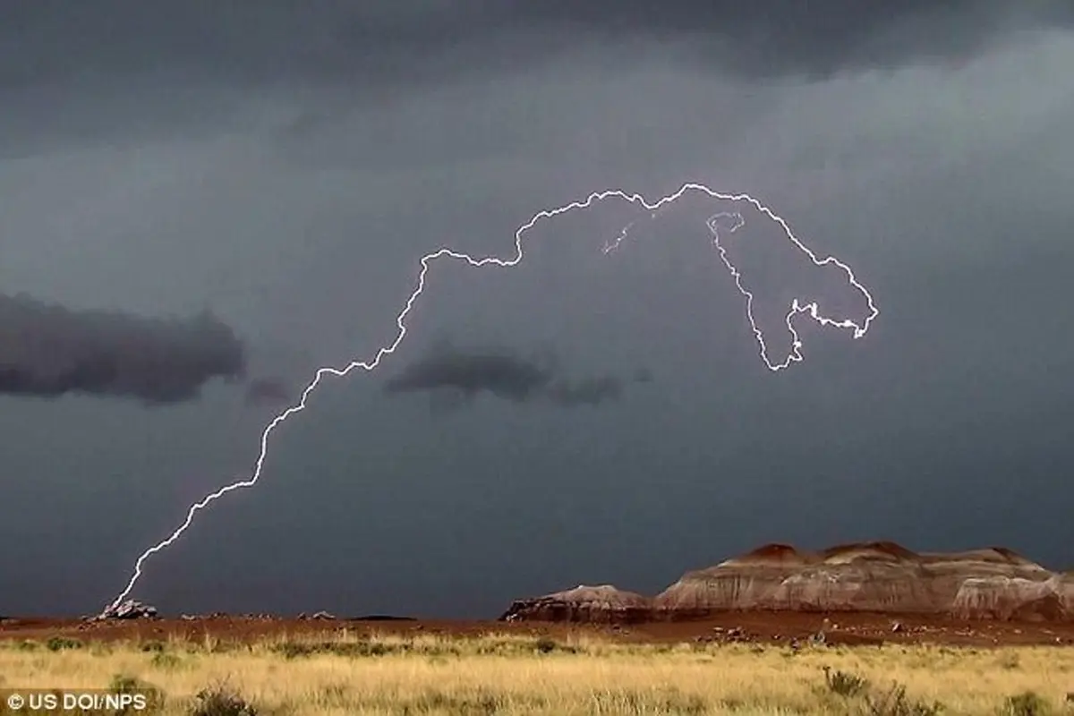 Penampakan petir berbentuk dinosaurus T-Rex di Arizona, Amerika Serikat. (US Doi NPS)