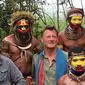 Penjelajah Benedict Allen (kanan) saat di Papua Nugini. (Sumber: Twitter/Frank Gardner)