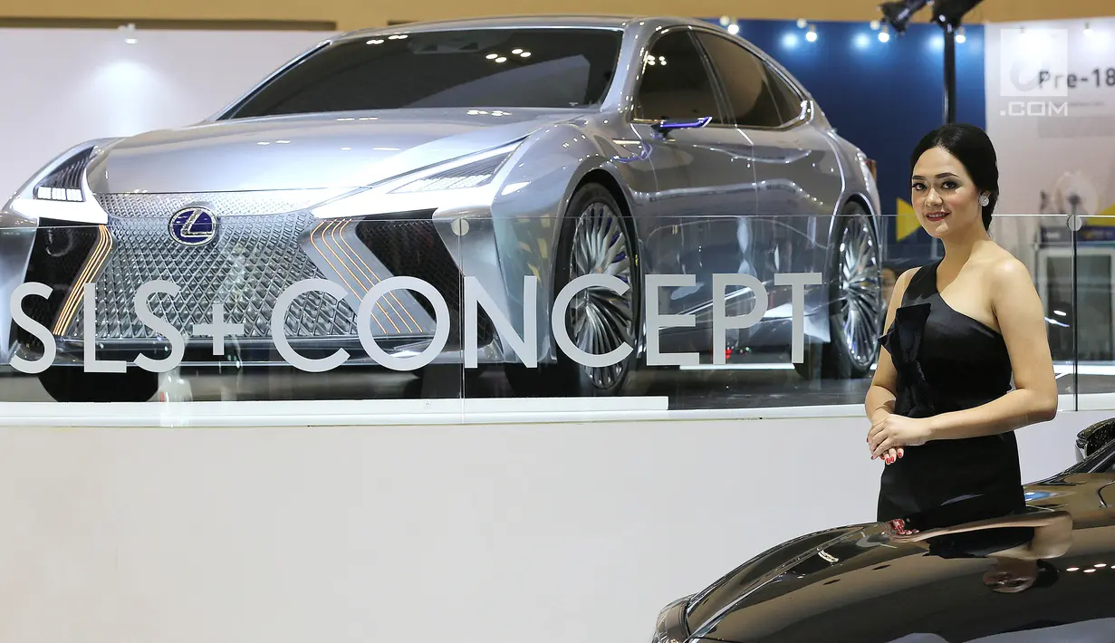 Sales Promotion Girls (SPG) atau model bersanding di samping mobil Lexus pada pembukaan GIIAS 2018 di ICE BSD, Tangsel, Kamis (2/8). GIIAS 2018 mengambil tema Expand Ideas Beyond Mobility. (Liputan6.com/Fery Pradolo)