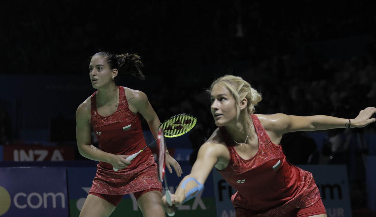 Ganda putri Bulgaria, Stefani Stoeva/Gabriela Stoeva, saat melawan wakil Korsel, Lee So Hee/Shin Seung Chan, pada Indonesia Open di Istora Senayan, Rabu, (4/7/2018). Stoeva bersaudara takluk 21-15 10-21 22-20. (Bola.com/M Iqbal Ichsan)