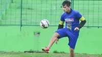 Michael Gonzales, putra Cristian Gonzales berlatih bersama Arema FC U-21. (Bola.com/Iwan Setiawan)