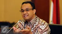 Mendikbud, Anies Baswedan (kiri) memberikan pernyataan di Gedung Kemendikbud, Jakarta, Kamis (8/10/2015). Anies memberikan beberapa pernyataan seputar 50 thn SEAMEO (Organisasi Menteri Pendidikan Se Asia Tenggara). (Liputan6.com/Helmi Fithriansyah)