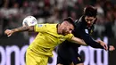 Pemain belakang Lazio Mario Gila (kiri) berebut bola dengan Dusan Vlahovic (Juventus) pada lanjutan Serie A Italia di Stadion Allianz, Turin pada Sabtu 19 Oktober 2024 atau Minggu (20/10/2024) dini hari WIB. (MARCO BERTORELLO/AFP)