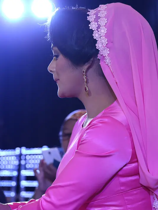 Raul Lemos sebagai suami, sama sekali tidak memaksa Krisdayanti untuk menggunakan busana ini dan itu, termasuk urusan berhijab. (Galih W. Satria/Bintang.com)