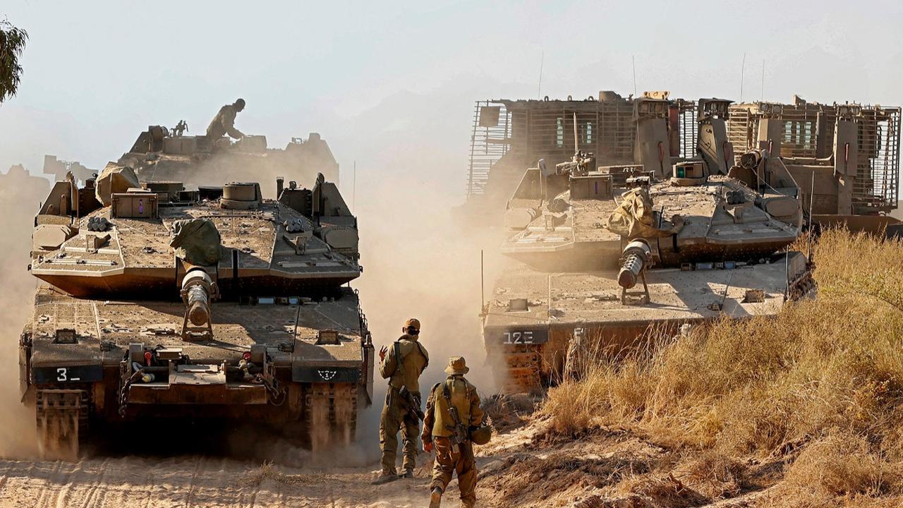 Para tentara Israel Defense Forces (IDF) itu terlihat basah pada bagian celana bawah yang diakibatkan dari bocornya popok yang dipakai.