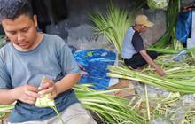 FOTO: Jelang Idulfitri, Pedagang Kulit Ketupat Lebaran Menjamur di Pasar Palmerah