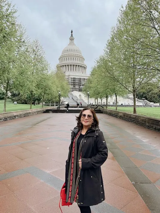Salah satu gaya twinning Mama Jessica Mila dengan outfit hitam. Ia menambahkan sentuhan etnik dengan syal ulos. [Foto: Instagram @jscmila]