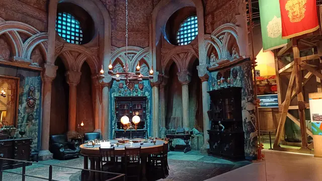Rang Slytherin jauh dari kastil Hogwarts di sebuah penjara bawah tanah di bawah danau hitam.