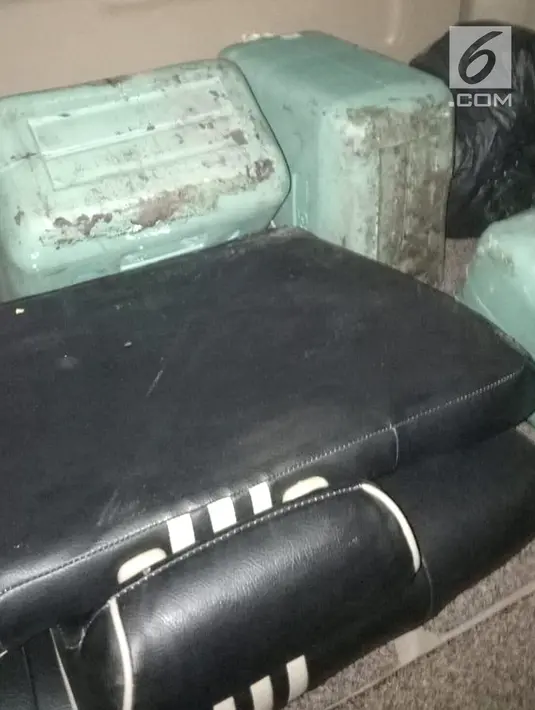 Barang bukti jeriken berisi narkoba diamankan saat petugas BNN melakukan penangkapan di wilayah Dumai, Riau, Jumat (17/5/2019). Penyelundupan dengan modus penangkapan ikan ini melakukan serah terima narkoba antarsindikat di tengah laut dari kapal ke kapal (ship to ship). (Liputan6.com/HO/Tim BNN)