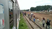 Penumpang KRL anjlok memilih berjalan menuju Stasiun Manggarai (Liputan6.com/Ibo)