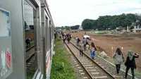 KRL Anjlok di Jatinegara, Penumpang Pilih Jalan Kaki ke Manggarai
