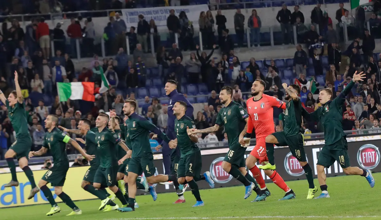 Pemain Timnas Italia berselebrasi setelah berakhirnya pertandingan grup J babak kualifikasi Piala Eropa 2020 saat menjamu Yunani di Stadio Olimpico, Sabtu (12/10/2019). Timnas Italia memastikan satu tempat pada putaran final setelah menang 2-0 atas Yunani. (AP/Alessandra Tarantino)