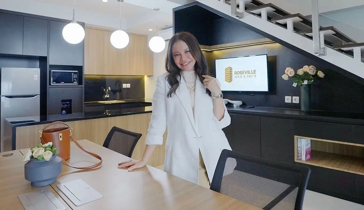 <p>Rossa berpose dengan blazer berwarna putih. Tampilan Rossa kali ini bisa kamu jadikan inspirasi workwear, dengan turtleneck berwarna netral, yang juga senada dengan celananya. Foto: Instagram.</p>