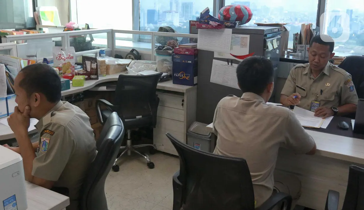 Pemerintah Provinsi DKI Jakarta tidak menerapkan work from home (WFH) atau bekerja dari rumah. (Liputan6.com/Herman Zakharia)