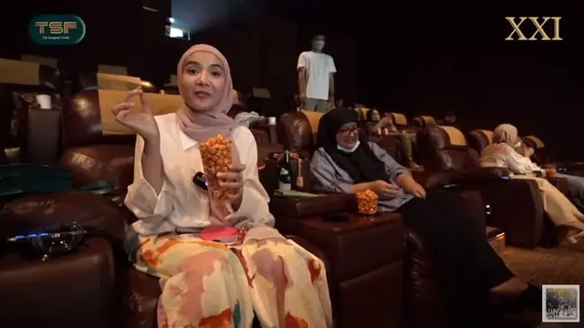 Zaskia Sungkar Nobar Karyawan di Bioskop