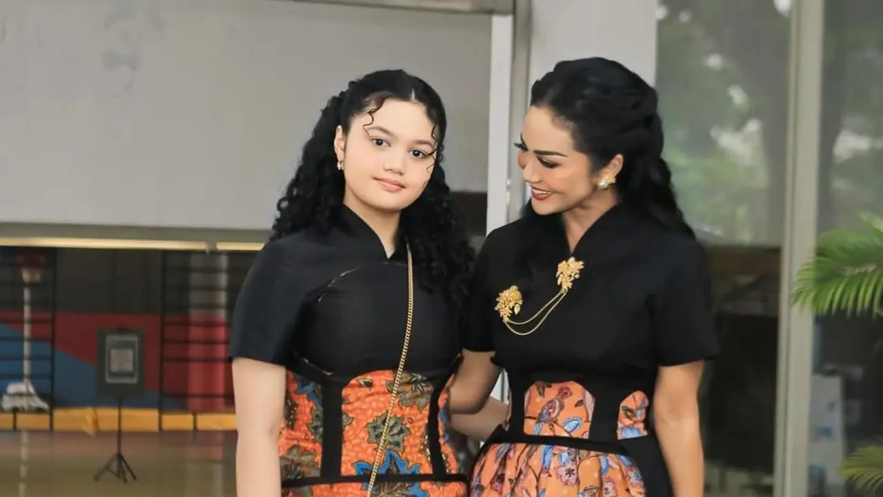 Model Batik Ala Kris Dayanti yang Simpel