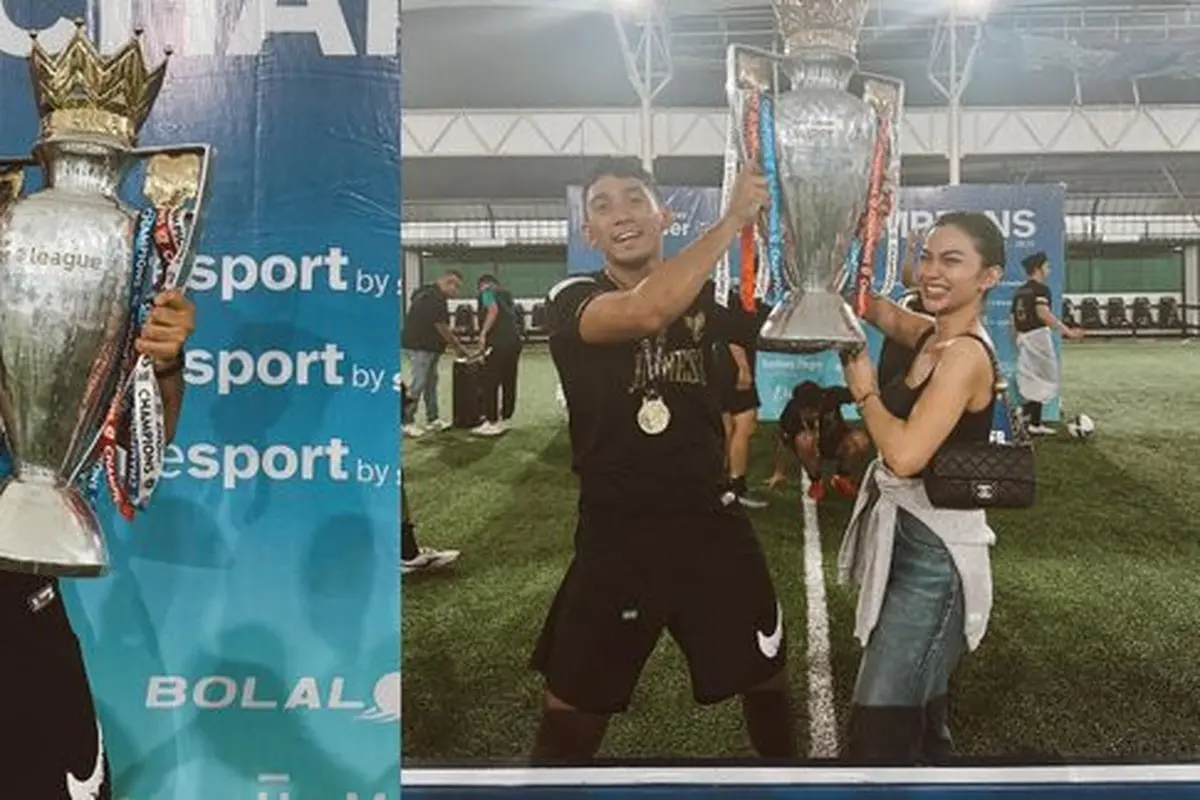 Potret Ariel Tatum Ikut Angkat Piala Kemenangan Daffa Wardhana (credit: instagram/daffawardhana)