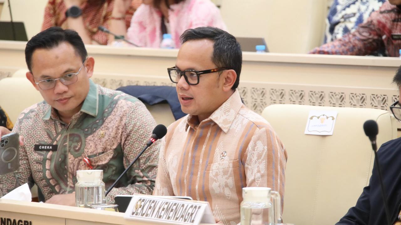 Wamendagri Bima Arya Sugiarto usai Rapat Dengar Pendapat dengan Komisi II DPR