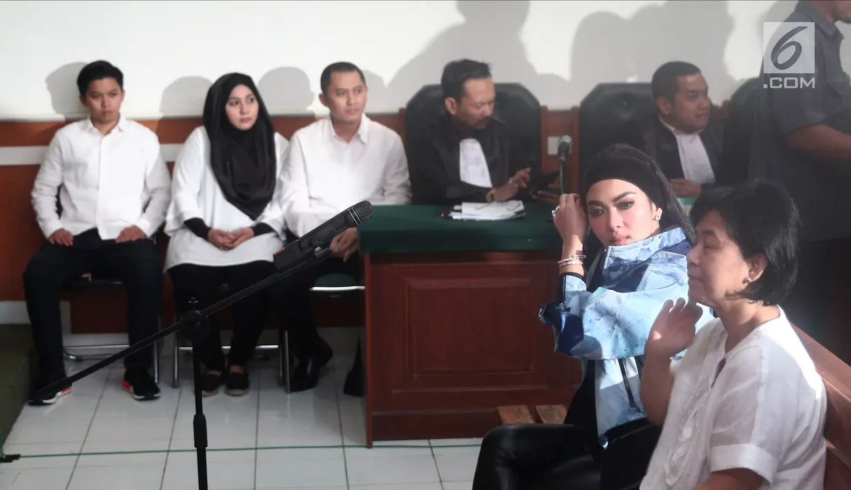 Ekspresi artis Syahrini saat menjadi saksi kasus First Travel di Pengadilan Negeri Depok, Jawa Barat, Senin (2/4). Syahrini hadir sebagai saksi. (Liputan6.com/Herman Zakharia)