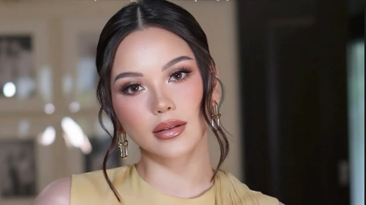 Aura Bumil Glowing Alyssa Daguise Terpancar dengan Pulasan Makeup Glossy Glam di Momen Gender Reveal