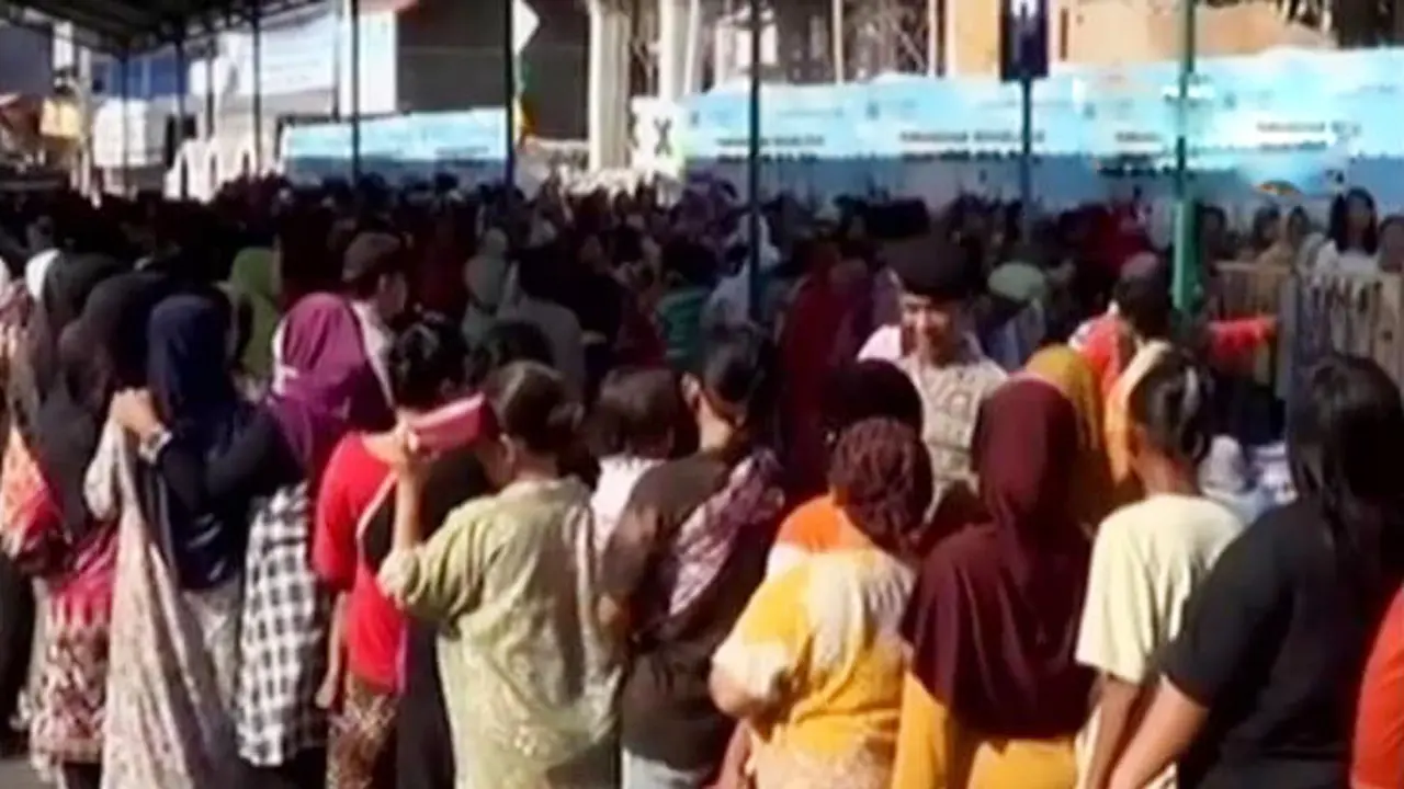 Kilas Indonesia: Ribuan Warga di Tegal Berebut Antre Kupon Kurban