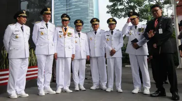 Mendagri Tjahjo Kumolo (kanan) bersama gubernur dan wakil gubernur hasil Pilkada 2018 di Gedung KPK, Jakarta, Rabu (5/9). Empat pasang gubernur dan wakil gubernur menyambangi KPK usai dilantik Presiden Jokowi. (Merdeka.com/Dwi Narwoko)