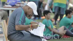 Pelatih Timnas Indonesia U-16, Fachri Husaini, saat memantau latihan Timnas Indonesia U-16. Setelah pensiun sebagai pemain sepak bola pada tahun 2001, Fachri mengikuti kursus kepelatihan. (Bola.com/M Iqbal Ichsan)