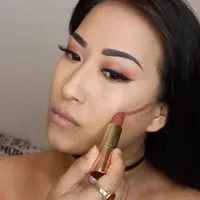 Lipstik yang dijadikan contour. (via: Instagram/rubiitofficial)