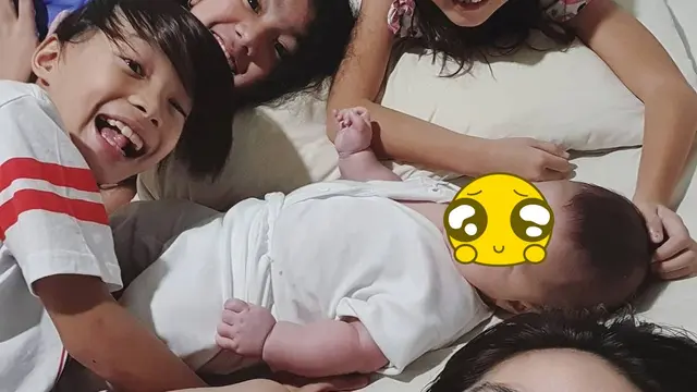 6 Momen Sheila Marcia Momong Keempat Anaknya, Mama Idaman